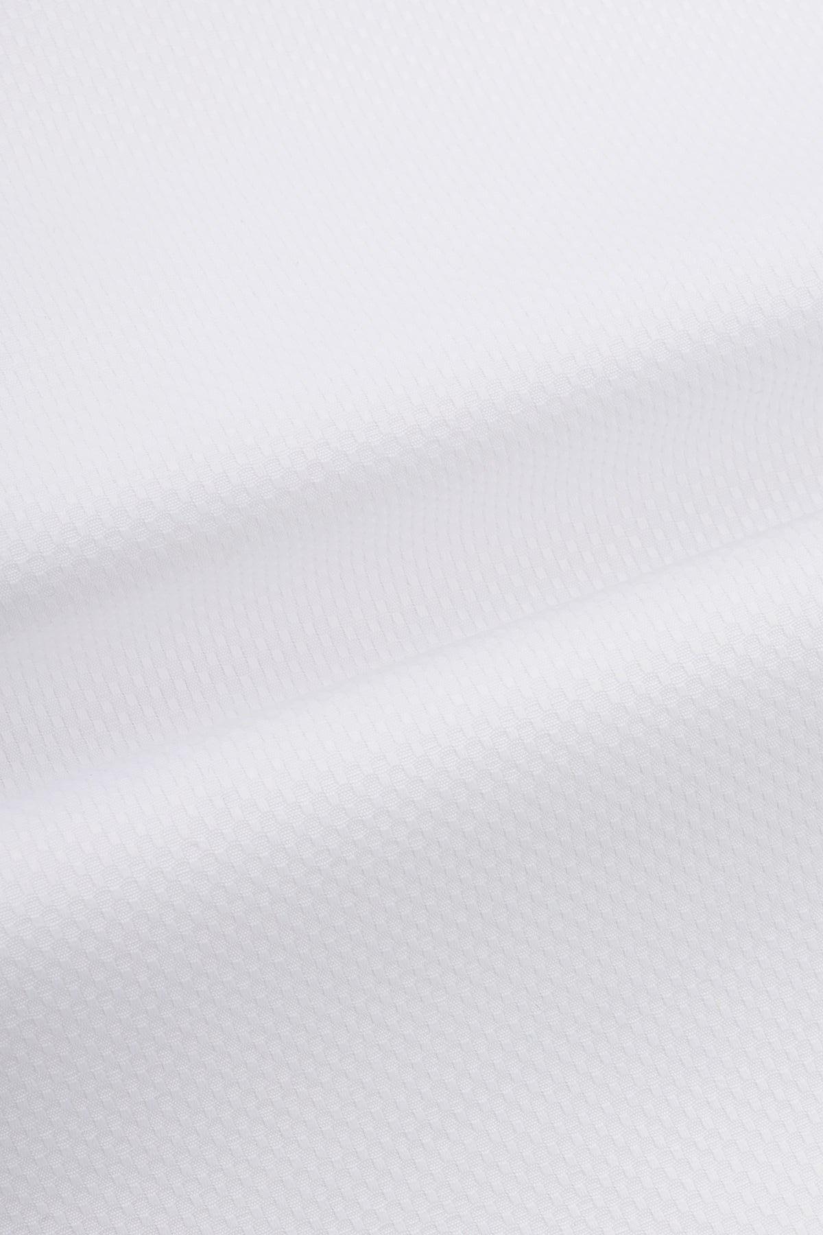 قميص جاكار أبيض بأطراف جناح