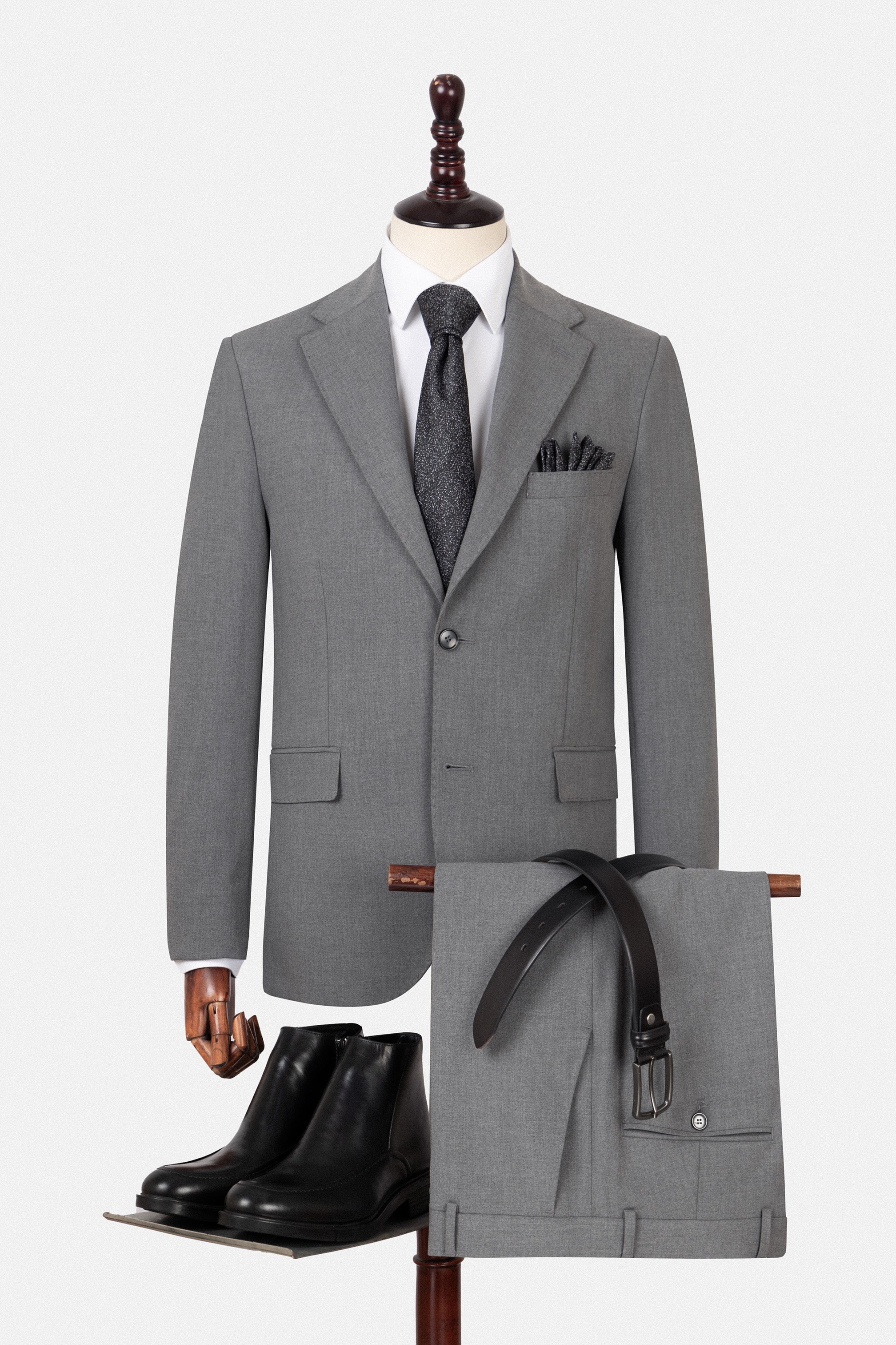 بدلة رمادية فاتحة بنمط تويل