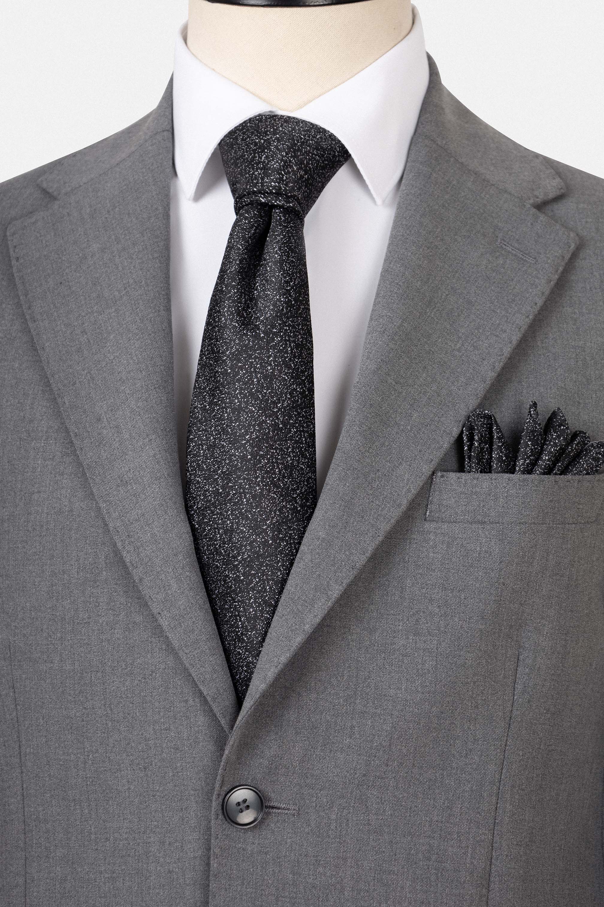 بدلة رمادية فاتحة بنمط تويل