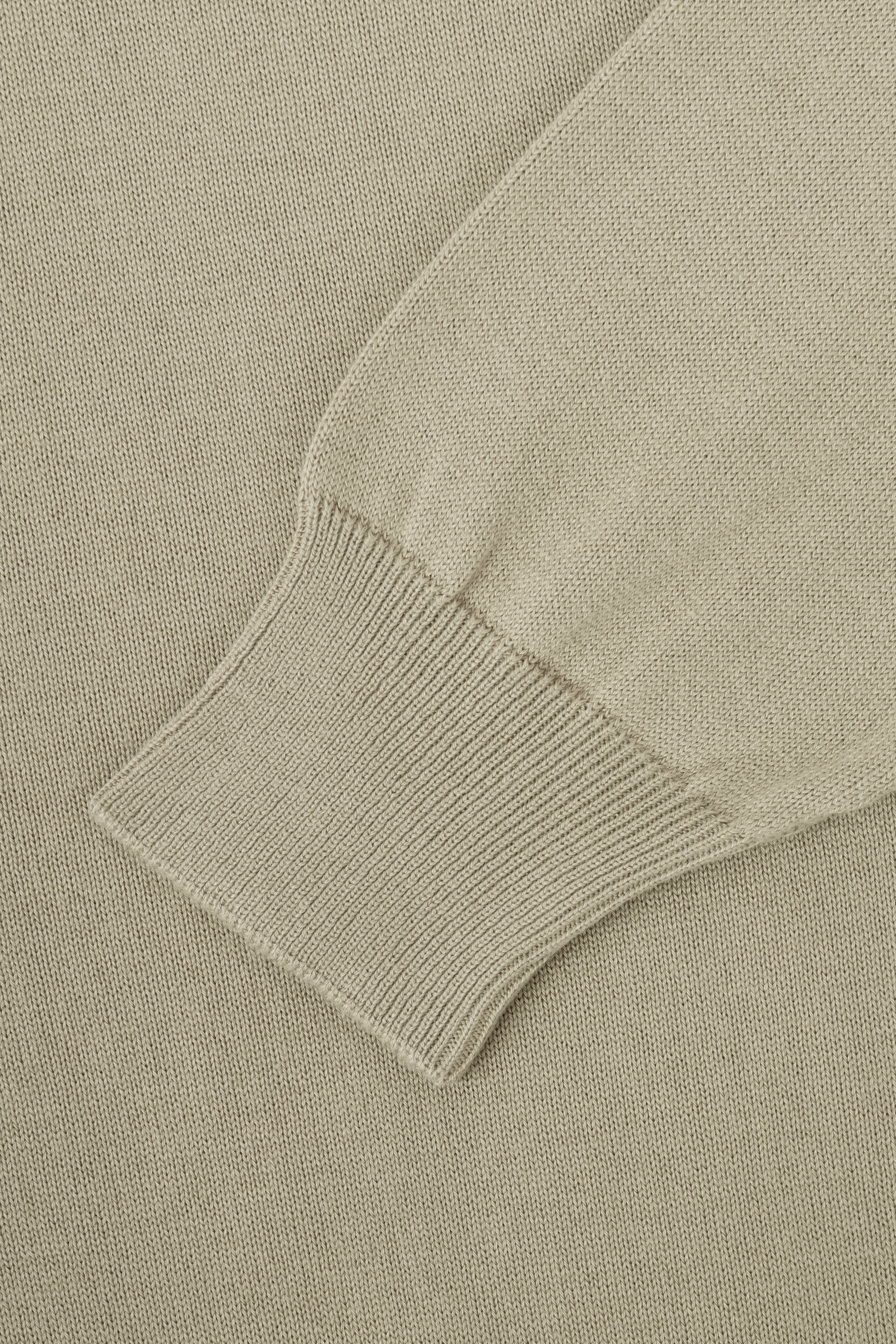 سويت شيرت بيج فاتح على شكل حرف V