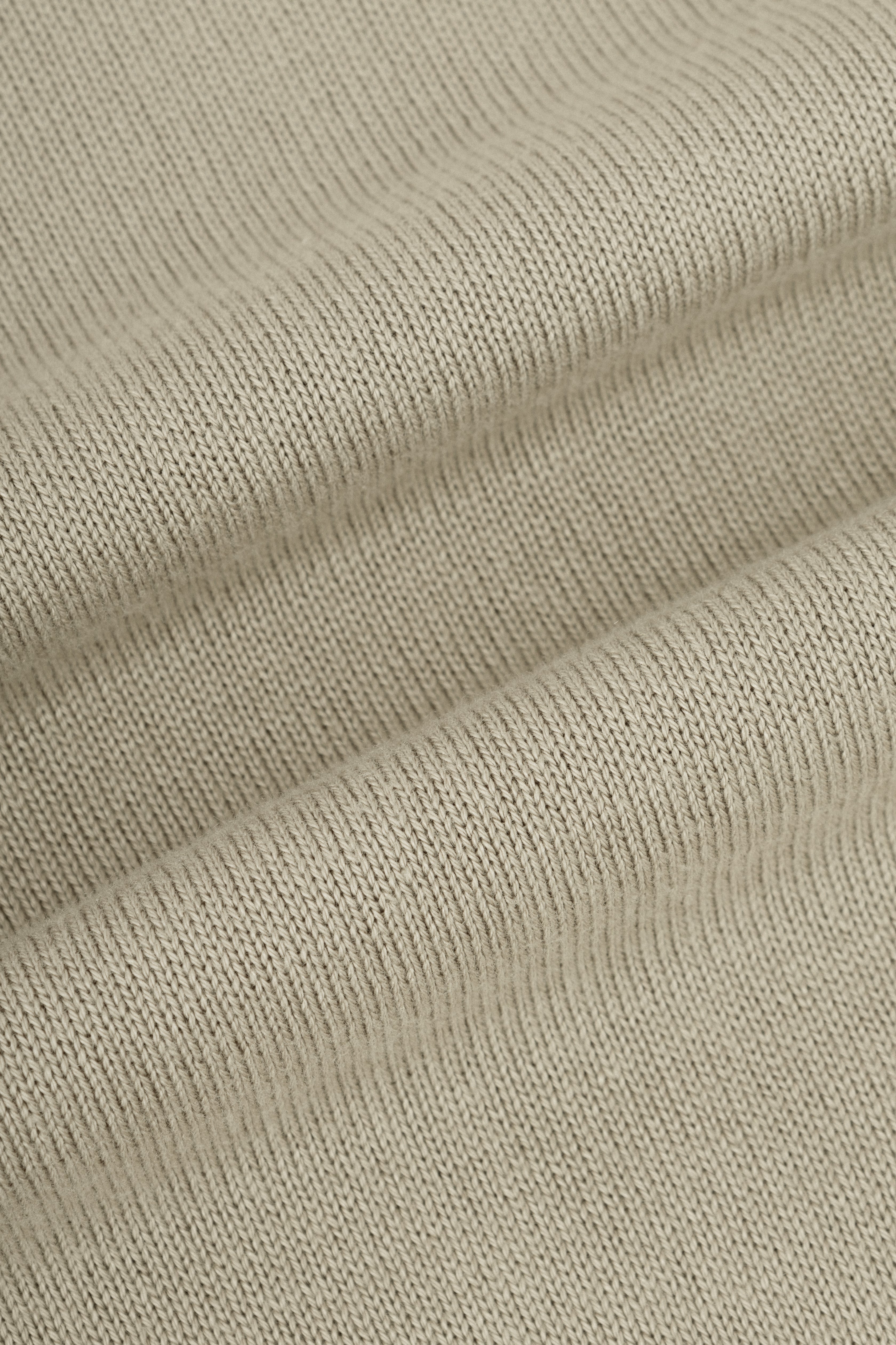 سويت شيرت بيج فاتح على شكل حرف V