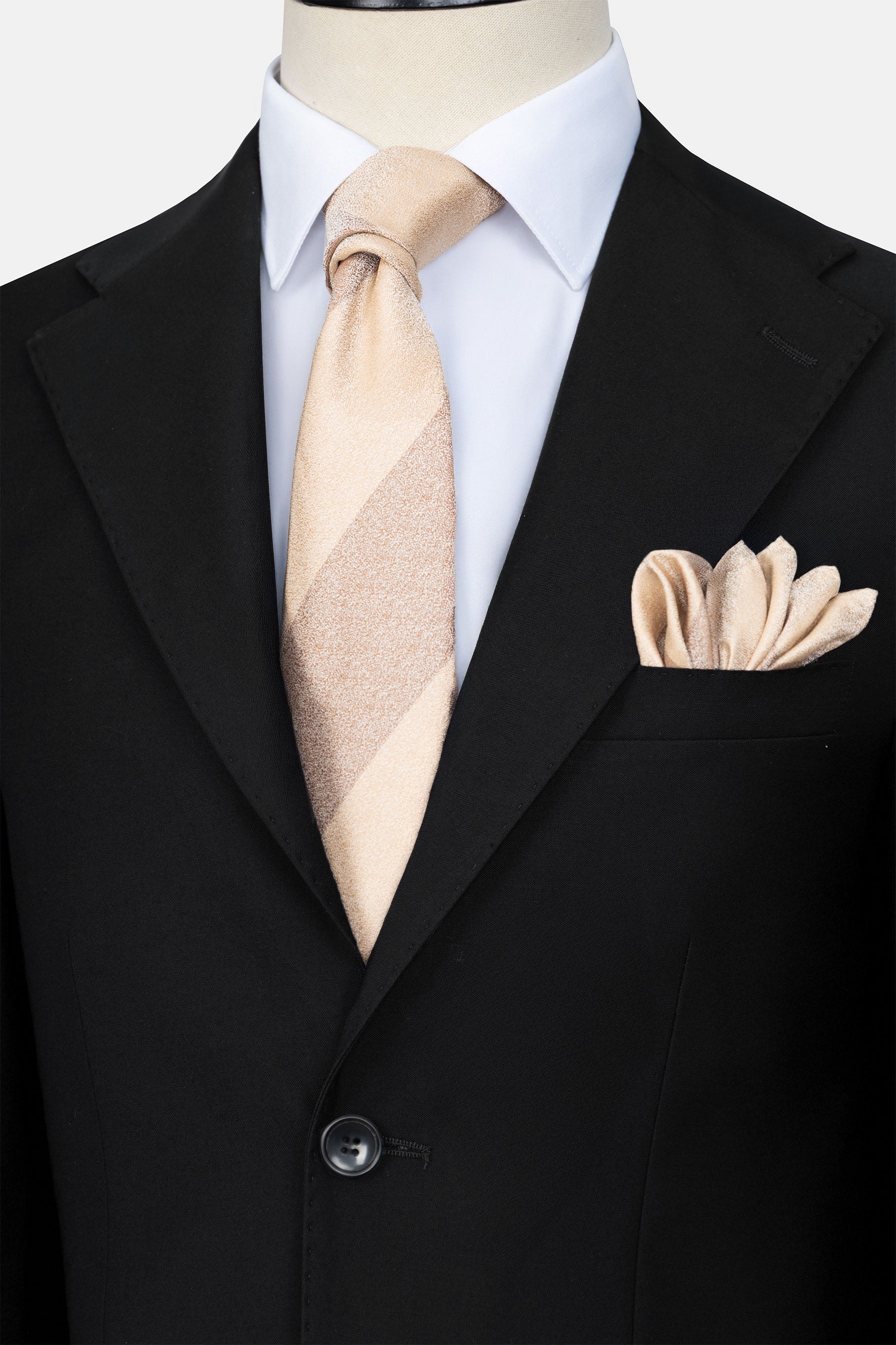 بدلة سوداء من قماش البامبو