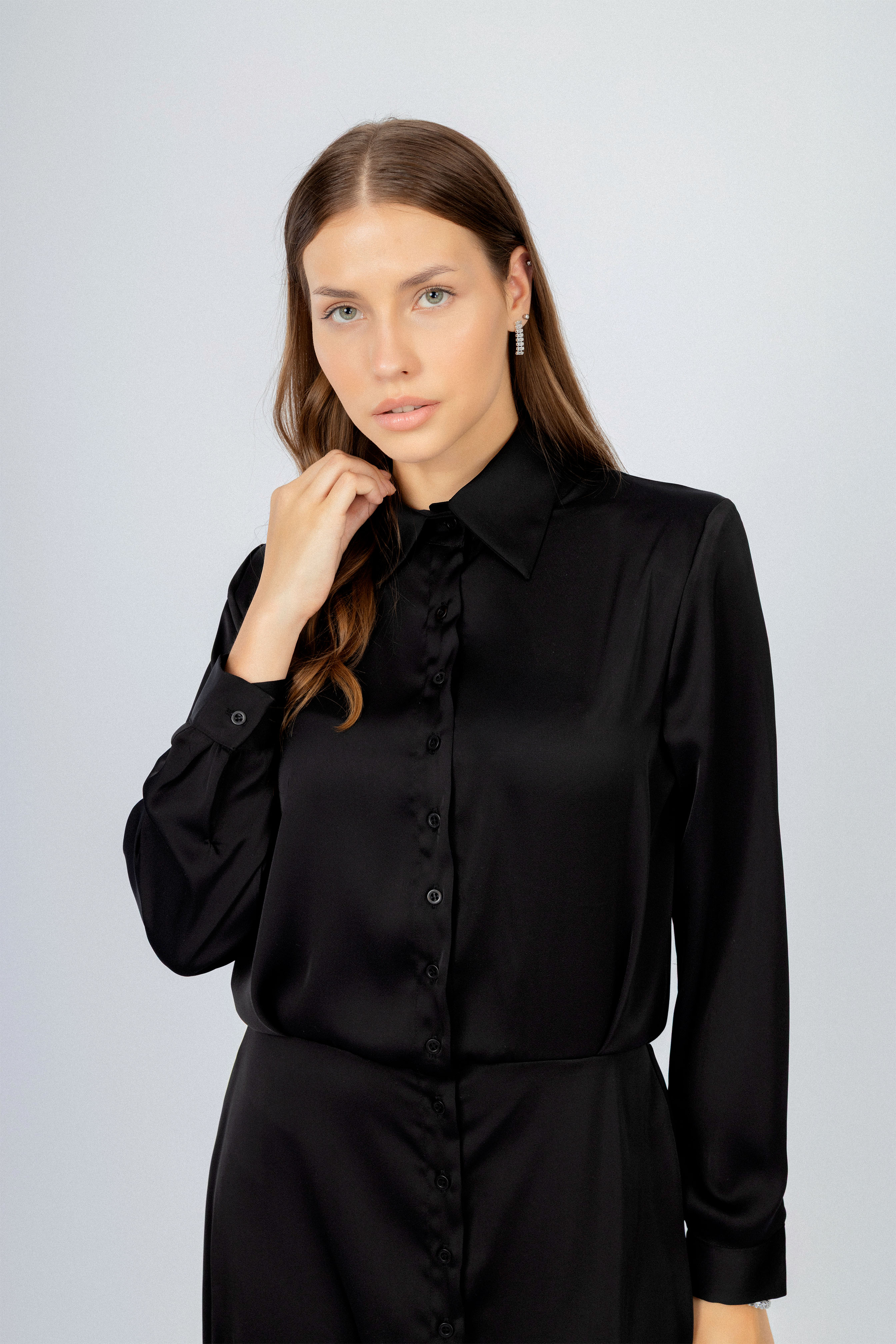 فستان قميص كلاسيكي قصير من الساتان الأسود