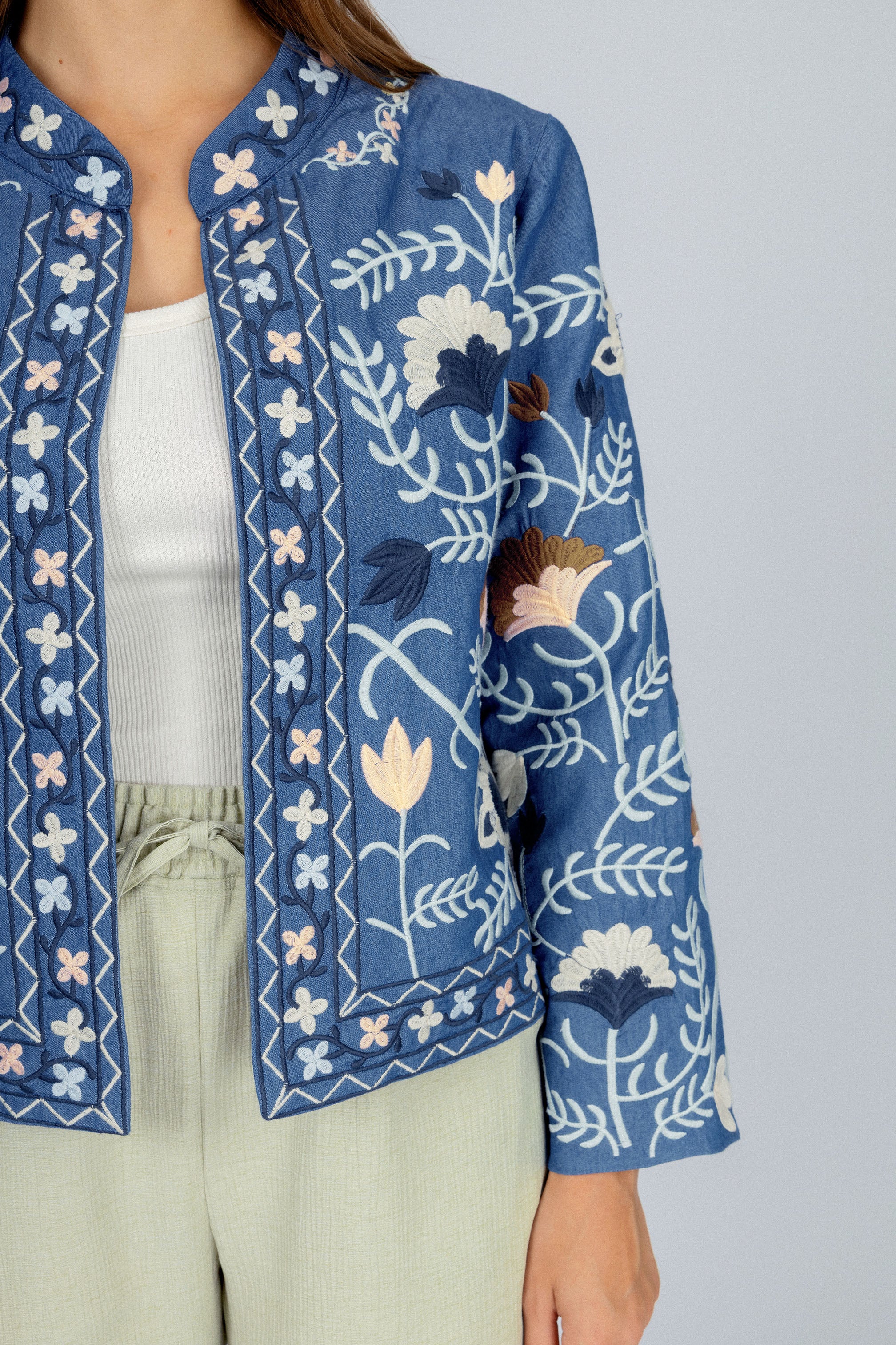 جاكيت حريمي مزخرف باللون الأزرق