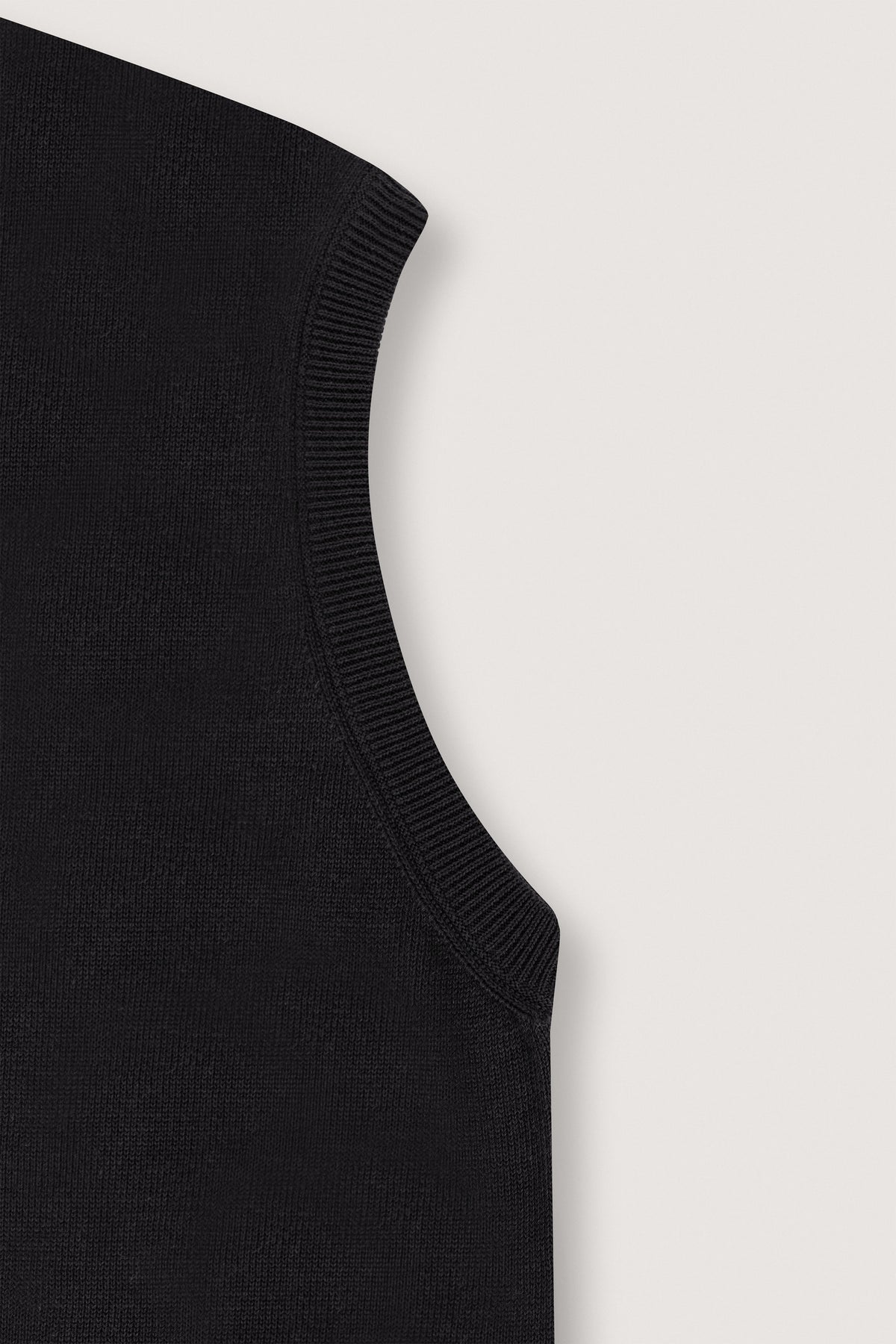 Black V-Neck Knitted Vest - De Backers - 4