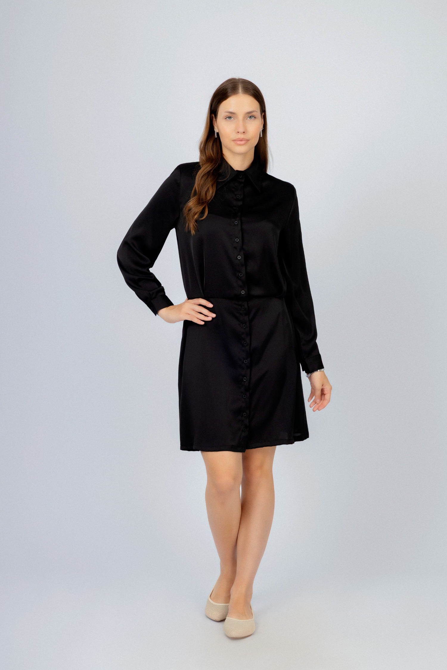 فستان قميص كلاسيكي قصير من الساتان الأسود