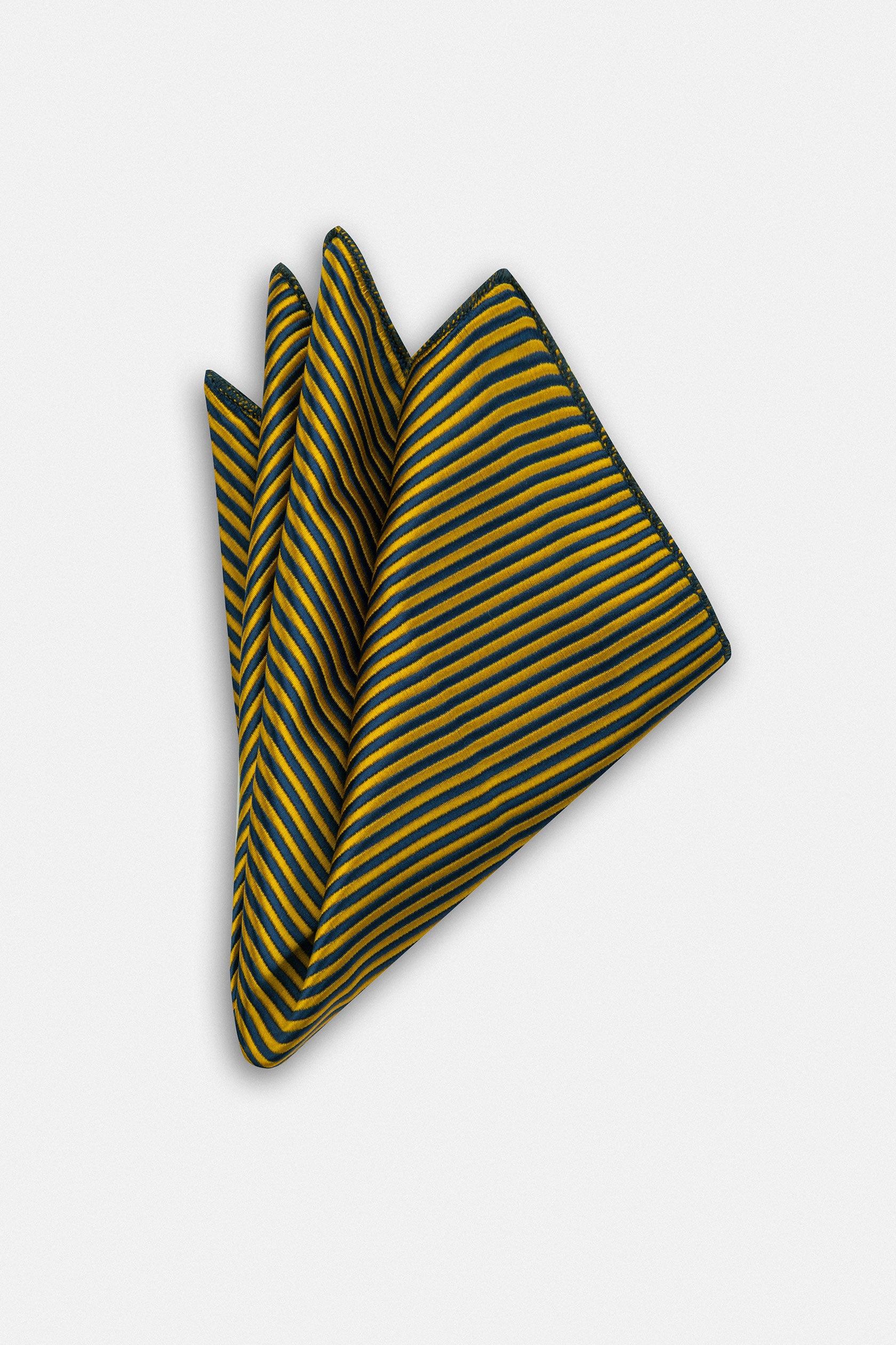 ربطة عنق مخططة باللون الذهبي مع منديل