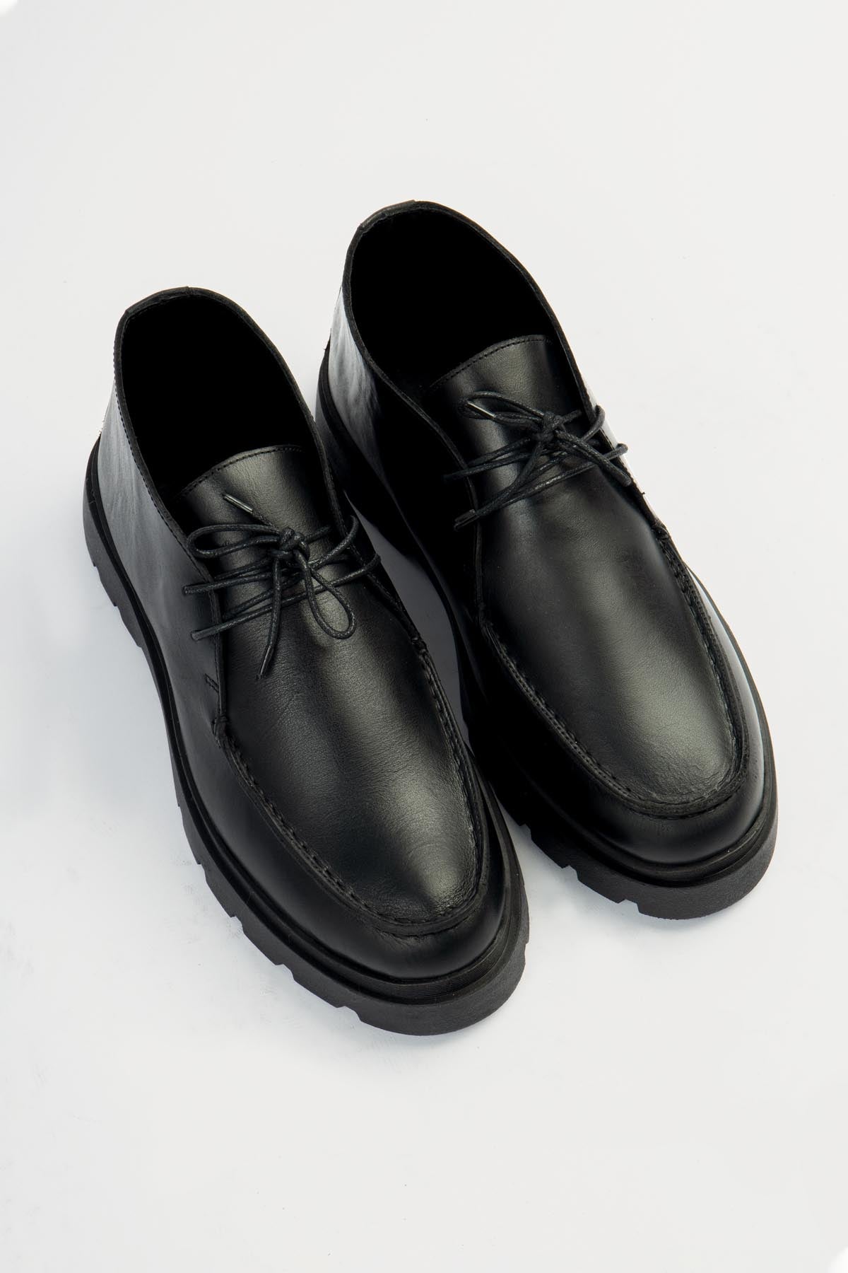 Black Leather Moc-Toe Lace-Up Shoe
