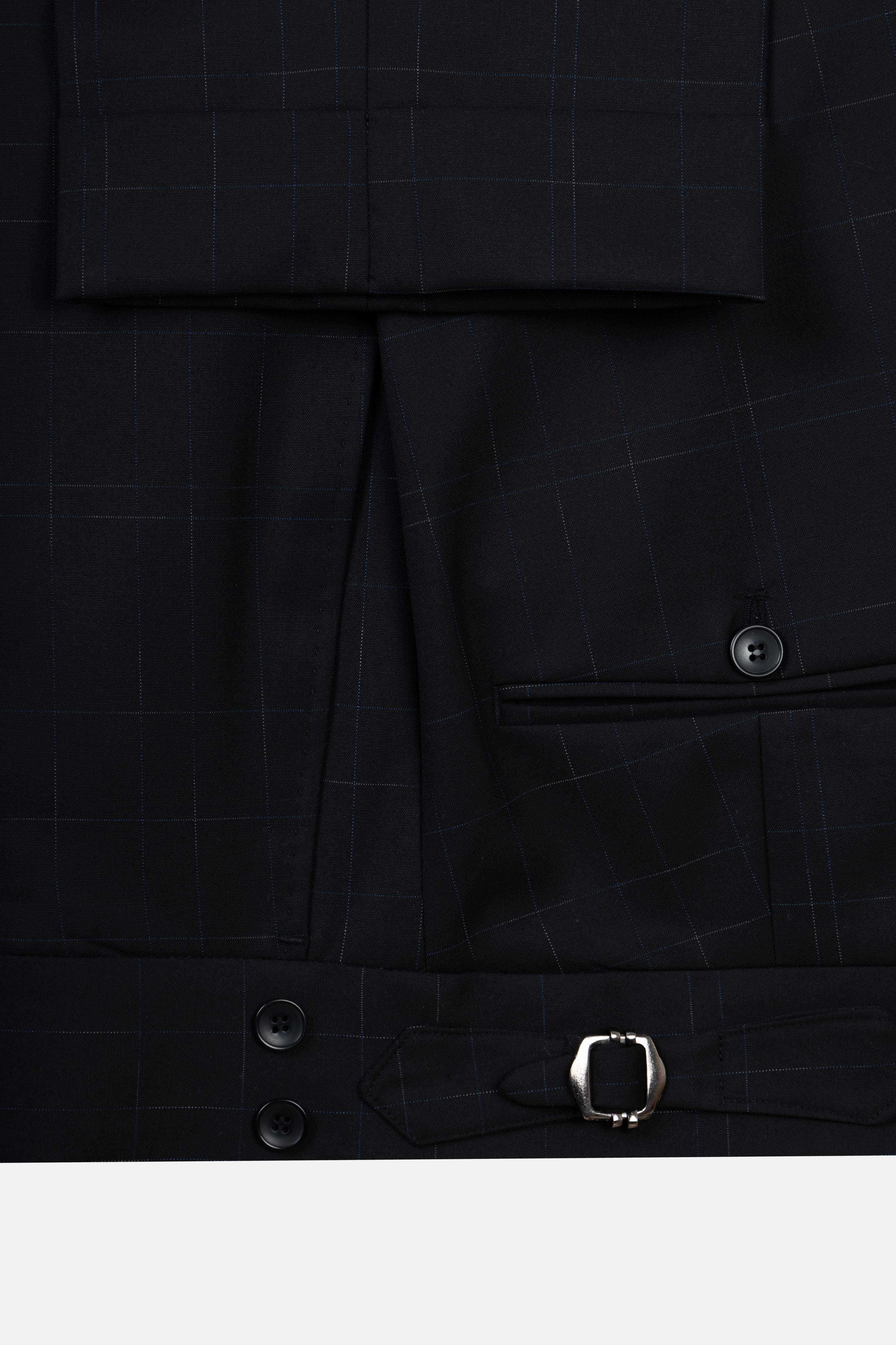 بدلة سوداء مزدوجة الصدر مفحوصة