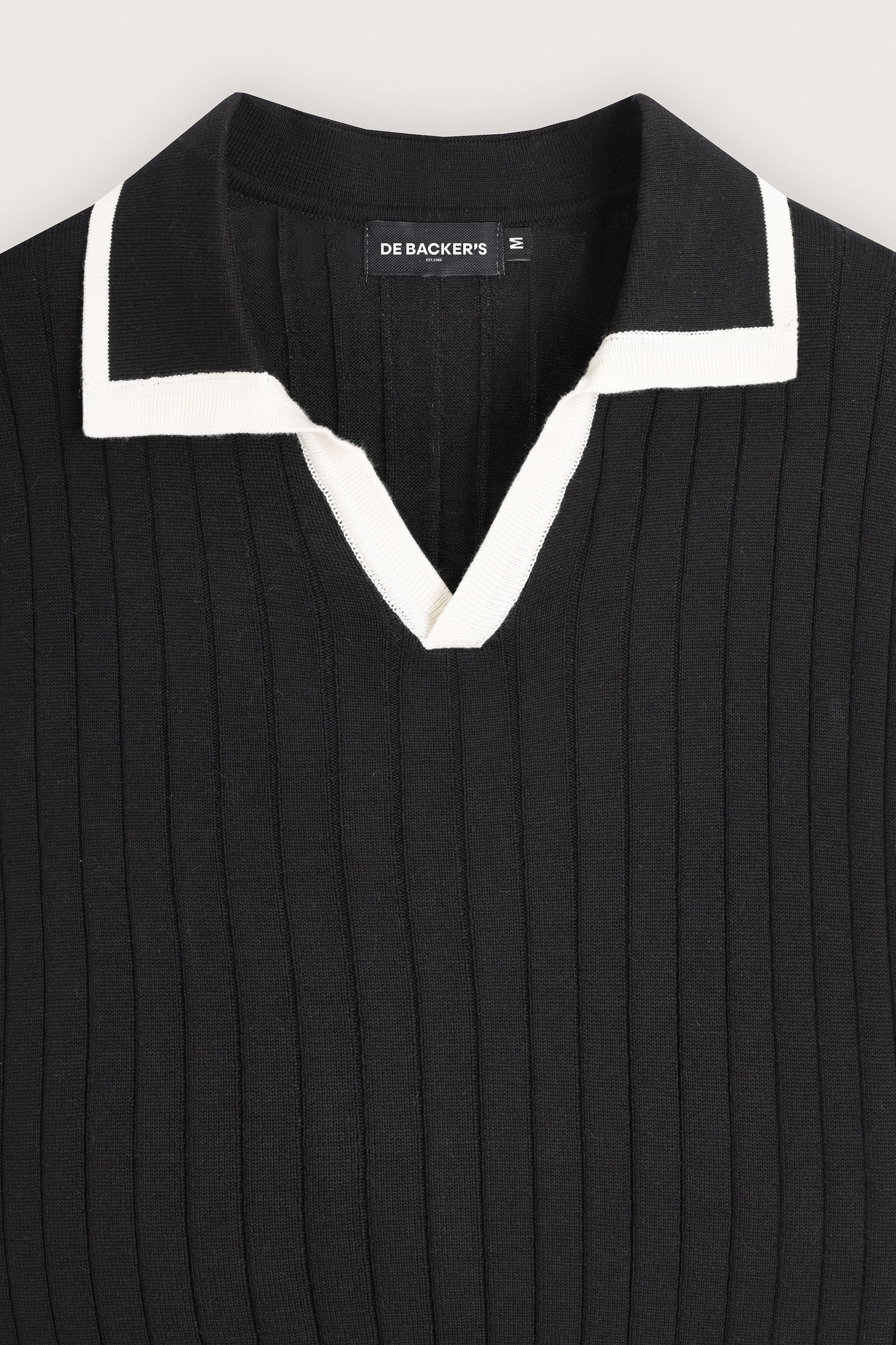 بولو أسود تاوب v-neck تريكو