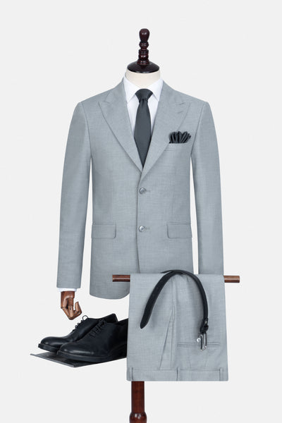 بدلة رمادية فاتحة بنقش