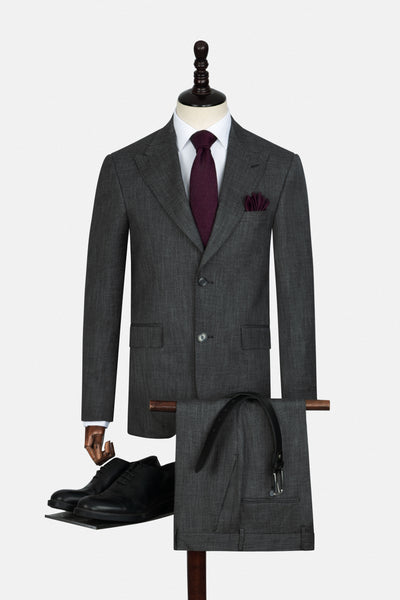 بدلة رمادية داكنة