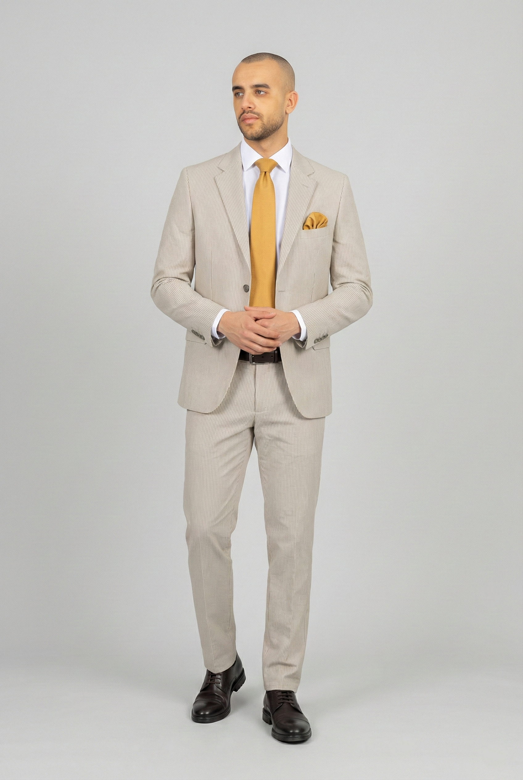 بدلة رسمية مقلمة باللون البيج